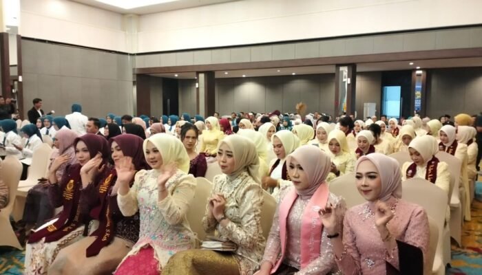 Khidmat! Universitas Adiwangsa Jambi Lantik Lulusan Profesi Kesehatan, Rektor Tekankan Sumpah dan Pengabdian kepada Masyarakat
