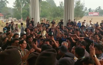 Gubernur Jambi Sapa Massa Aksi via Video Call, Mahasiswa Tolak dan Desak Pertemuan Langsung